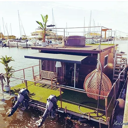 Floating Delta Del Po Botel